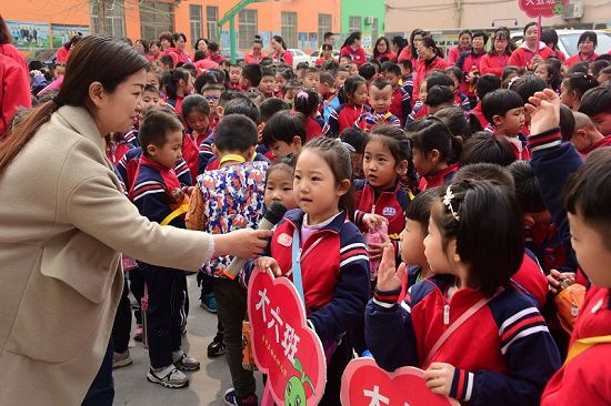 2018年3月23日，山东省茌平县翰林幼儿园小朋友毕业前“探班”民族小学活动现场。
