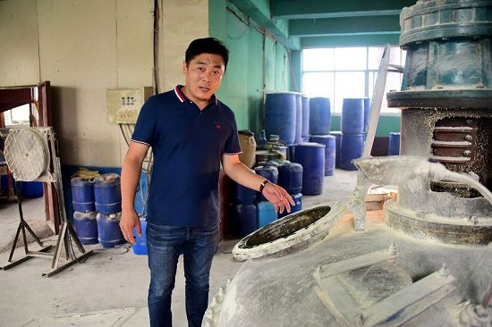 2018年7月9日，青年发明家张博在车间反应釜前介绍无醛胶黏剂的制作流程。