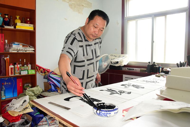 2018年7月10日，书法家张守贤与其作品。张守贤曾为小学教师，现为山东省茌平县书协理事，其作品并多次获奖。 ...