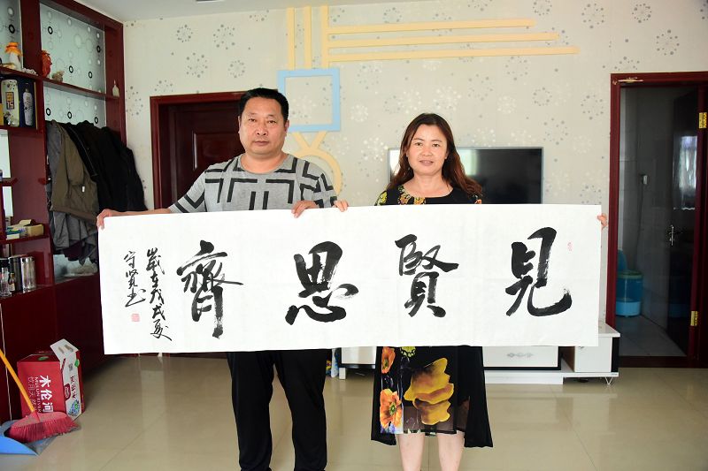 2018年7月10日，书法家张守贤与其作品。张守贤曾为小学教师，现为山东省茌平县书协理事，其作品并多次获奖。 ...