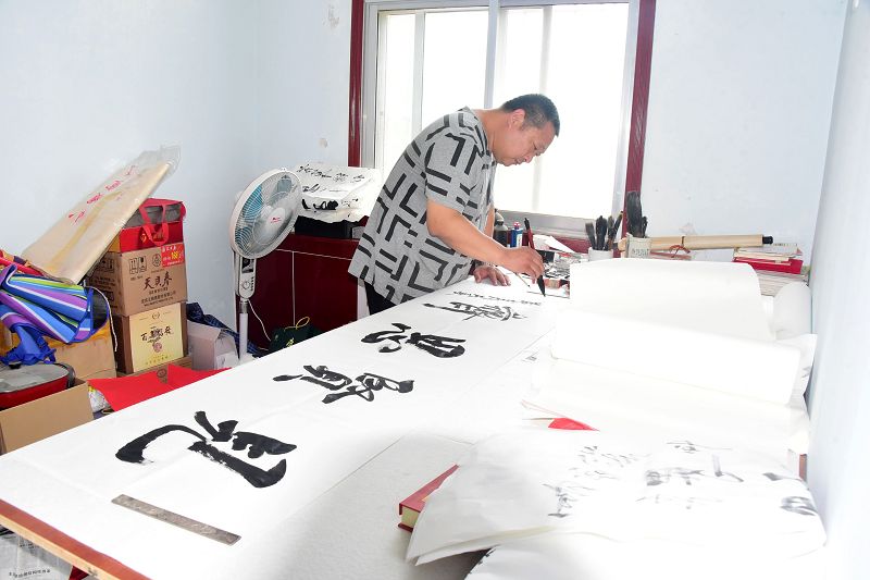 2018年7月10日，书法家张守贤与其作品。张守贤曾为小学教师，现为山东省茌平县书协理事，其作品并多次获奖。 ...