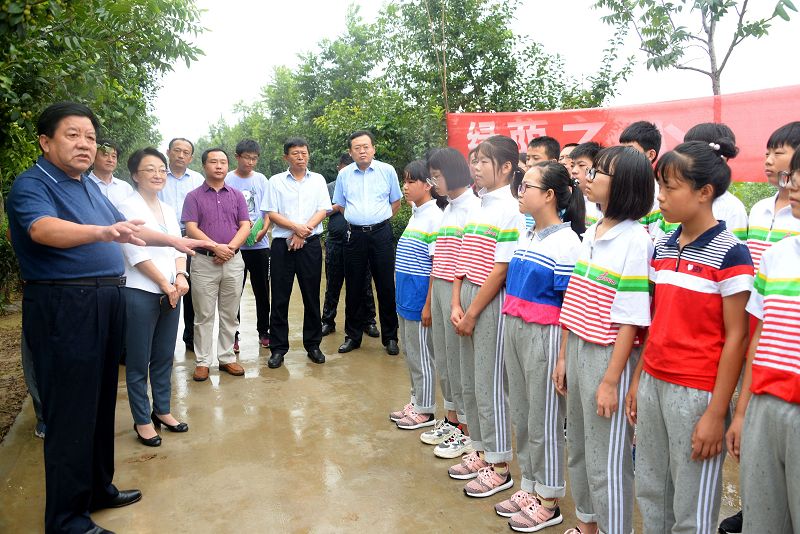 山东聊城：30名品学兼优学生认领核桃树并挂牌 “我为祖国种棵树”工程启动