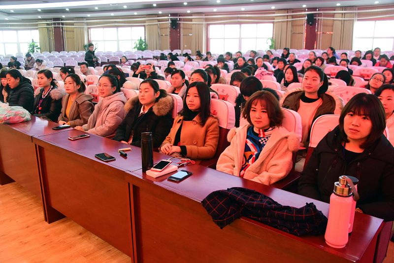 2018年12月6日， 参加山东省聊城市幼教培训基地德育岗位研修班的幼儿教师们在结业典礼.jpg