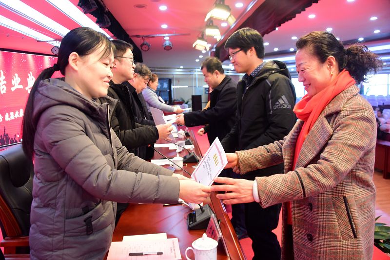 2018年12月6日， 参加山东省聊城市幼教培训基地德育岗位研修班的幼儿教师们在结业典礼.jpg