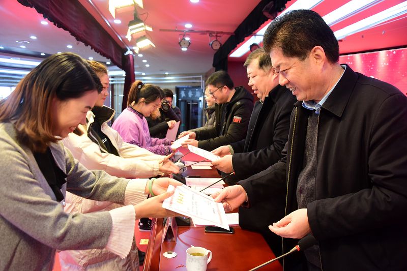 2018年12月6日， 参加山东省聊城市幼教培训基地德育岗位研修班的幼儿教师们在结业典礼.jpg