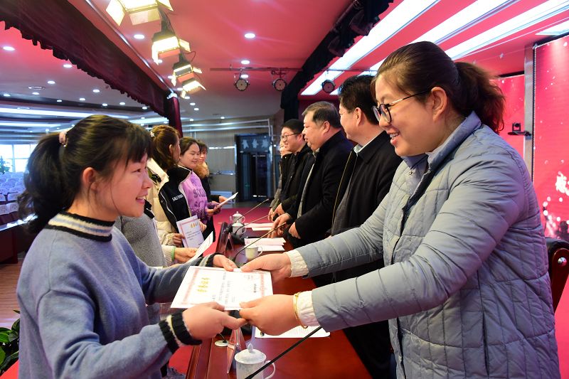 2018年12月6日， 参加山东省聊城市幼教培训基地德育岗位研修班的幼儿教师们在结业典礼.jpg