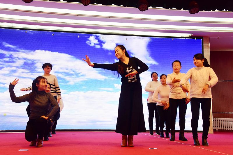2018年12月6日， 参加山东省聊城市幼教培训基地德育岗位研修班的幼儿教师们在结业典礼.jpg