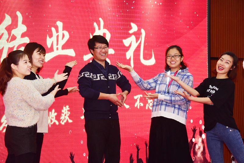 2018年12月6日， 参加山东省聊城市幼教培训基地德育岗位研修班的幼儿教师们在结业典礼.jpg