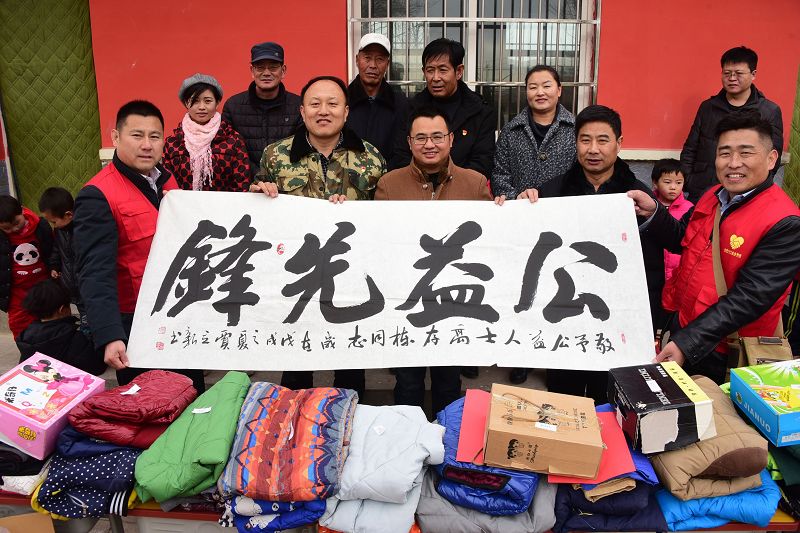 2018年12月21日，山东爱心志愿者在宁夏西吉县白崖乡阳洼村慰问群众现场。 (8).JPG