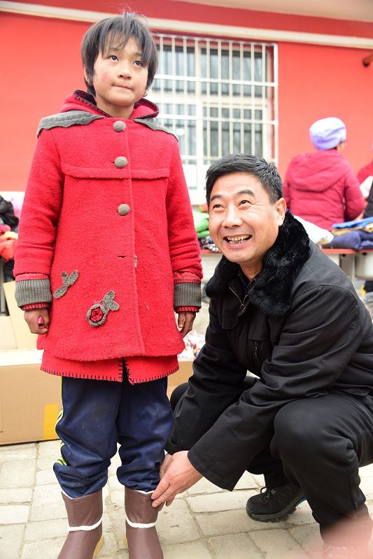 2018年12月21日，山东爱心志愿者在宁夏西吉县白崖乡阳洼村慰问群众现场。 (14).JPG