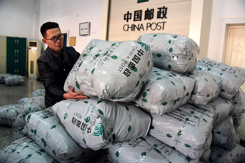 2018年12月24日，山东省茌平县金话筒语言艺术学校的老师在茌平邮政投递窗口整理捐助物.jpg