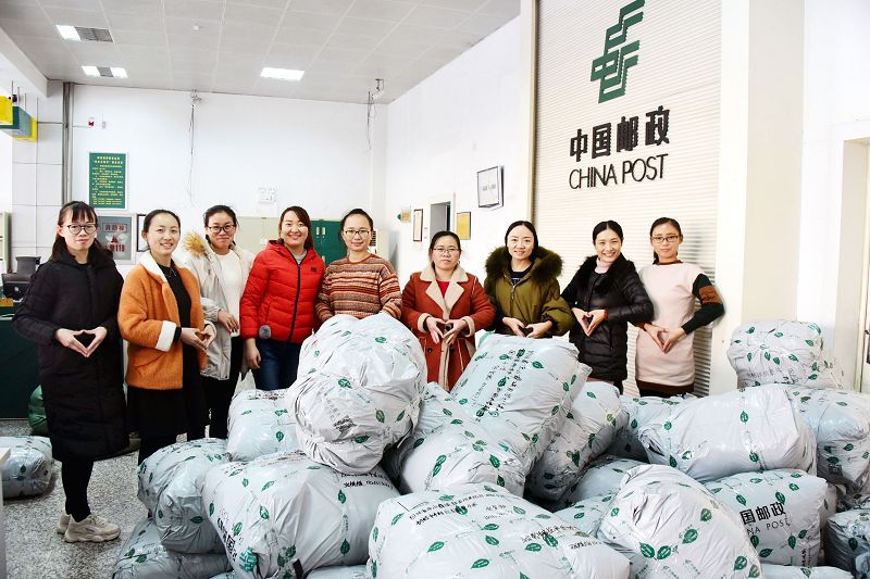 2018年12月24日，山东省茌平县金话筒语言艺术学校的老师在茌平邮政投递窗口整理捐助物.jpg