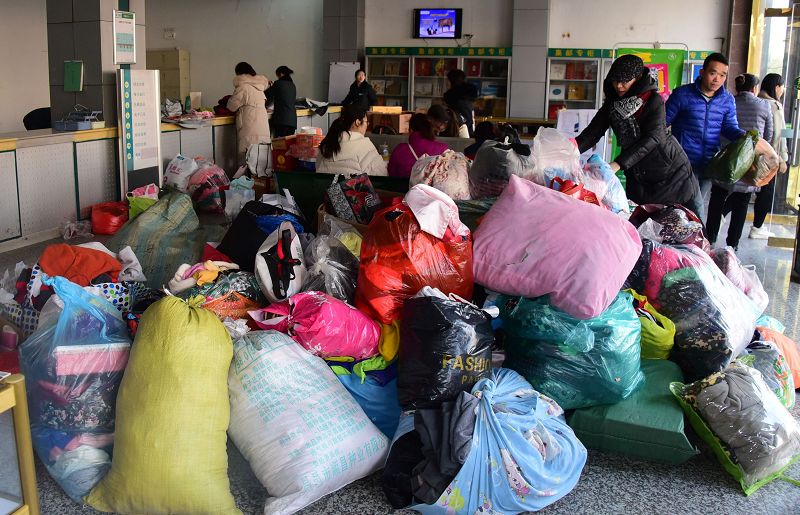 2018年12月24日，山东省茌平县金话筒语言艺术学校的老师在茌平邮政投递窗口整理捐助物.jpg
