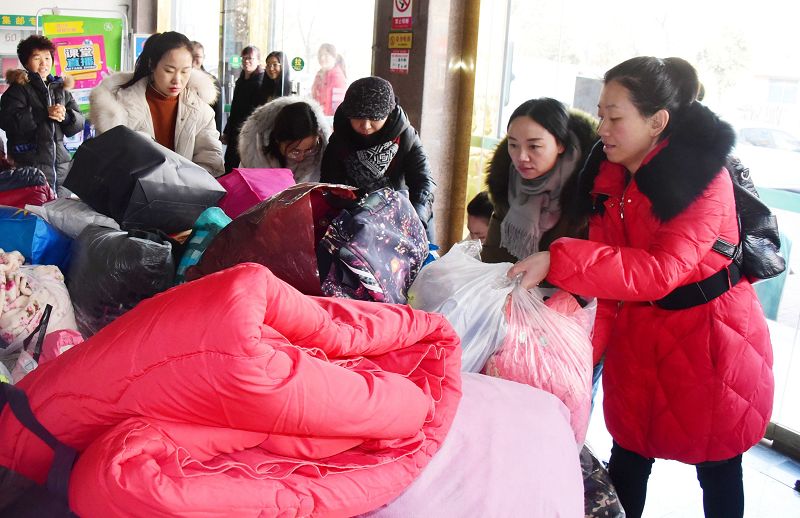 2018年12月24日，山东省茌平县金话筒语言艺术学校的老师在茌平邮政投递窗口整理捐助物.jpg