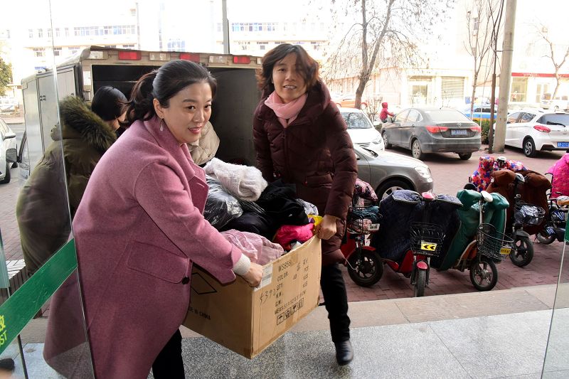 2018年12月24日，山东省茌平县金话筒语言艺术学校的老师在茌平邮政投递窗口整理捐助物.jpg