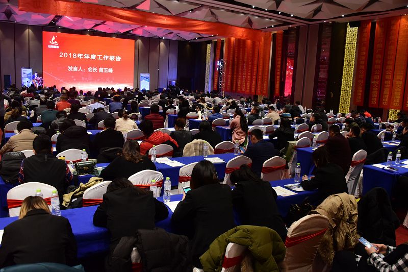 2019年1月6日，在山东省标协联欢晚会上，礼物送给济南爱心人士苗玉峰现场。 (3).jpg