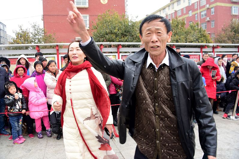 2019年春节期间茌平县文化馆馆长李海燕冒雪观看活动。.JPG
