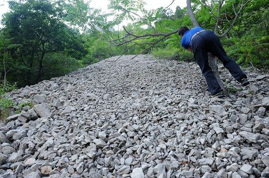 2019年7月13日，山东省济南市九重山景区西峰发现流石坡现场。 (6).JPG