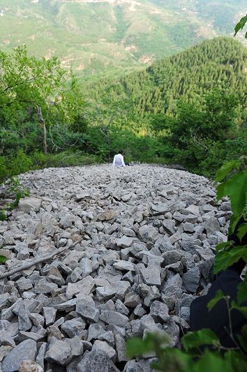 2019年7月13日，山东省济南市九重山景区西峰发现流石坡现场。 (16).JPG