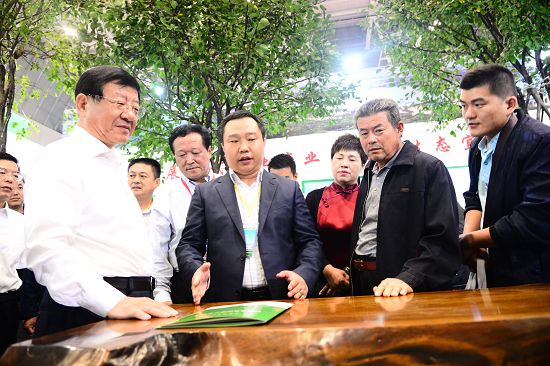 2019年9月19日，国家林业和草原局局长、党组书记张建龙等领导在聊城展区查看材果兼用黑.jpg
