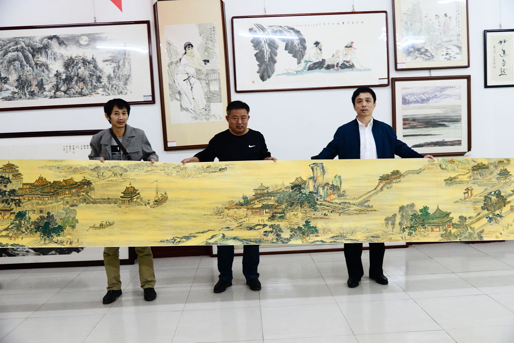 2019年10月24日，画家巫世林临摹创作的清明上河图完美收官。 (6).JPG
