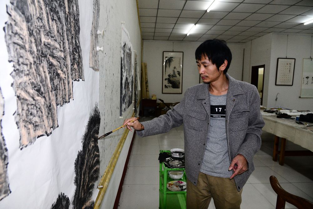 2019年10月24日，画家巫世林在画室创作山水画。 (1).JPG
