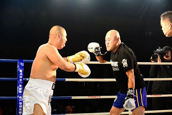 2019年11月16日晚，雷公太极雷雷（白短裤者）“血战”里合腿大师田野（黑上衣者）现场.jpg