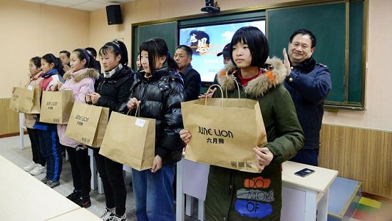 2020年1月15日，女青年阚玉娟向母校茌平区韩屯镇中学捐赠服装现场 。   (5).JPG