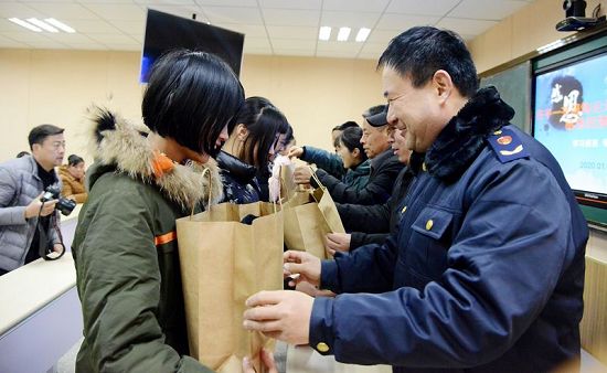 2020年1月15日，女青年阚玉娟向母校茌平区韩屯镇中学捐赠服装现场 。   (3).JPG