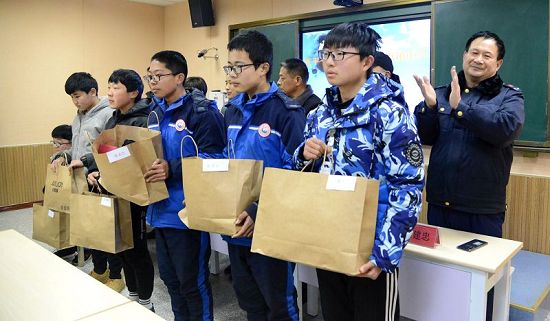2020年1月15日，女青年阚玉娟向母校茌平区韩屯镇中学捐赠服装现场 。   (2).JPG