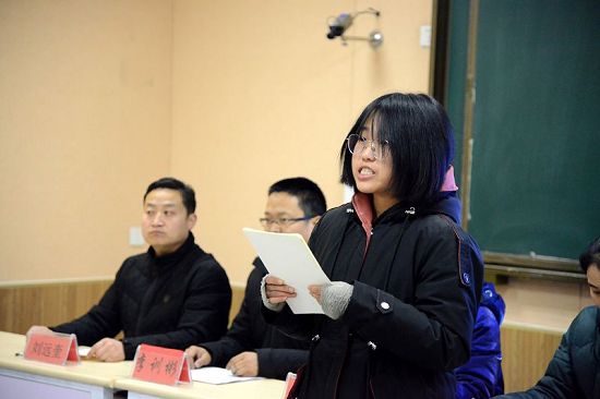 2020年1月15日，女青年阚玉娟向母校茌平区韩屯镇中学捐赠服装现场 。   (8).JPG