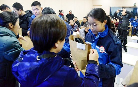 2020年1月15日，女青年阚玉娟向母校茌平区韩屯镇中学捐赠服装现场 。   (6).JPG