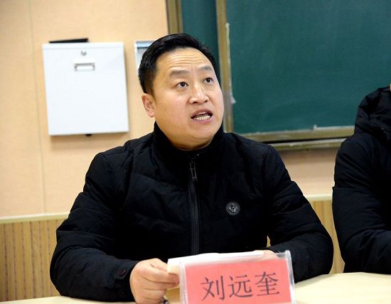2020年1月15日，女青年阚玉娟向母校茌平区韩屯镇中学捐赠服装现场 。   (11).JPG