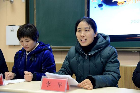 2020年1月15日，女青年阚玉娟向母校茌平区韩屯镇中学捐赠服装现场 。   (10).JPG
