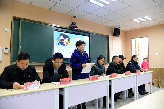 2020年1月15日，女青年阚玉娟向母校茌平区韩屯镇中学捐赠服装现场 。   (12).JPG