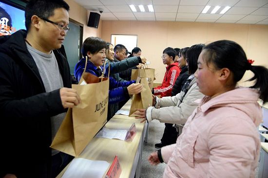 2020年1月15日，女青年阚玉娟向母校茌平区韩屯镇中学捐赠服装现场 。   (15).JPG