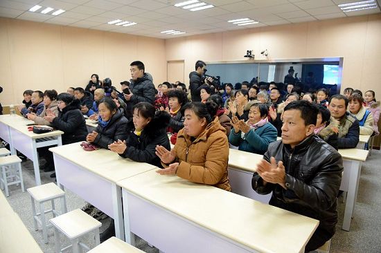 2020年1月15日，女青年阚玉娟向母校茌平区韩屯镇中学捐赠服装现场 。   (14).JPG