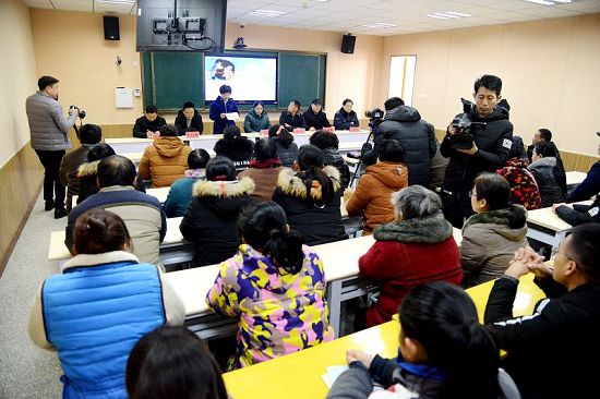 2020年1月15日，女青年阚玉娟向母校茌平区韩屯镇中学捐赠服装现场 。   (13).JPG