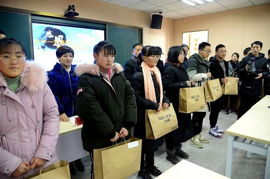 2020年1月15日，女青年阚玉娟向母校茌平区韩屯镇中学捐赠服装现场 。   (16).JPG