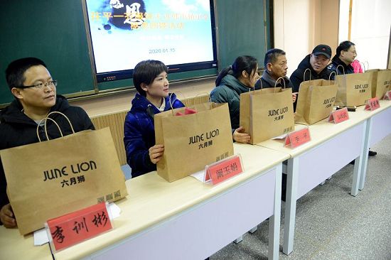2020年1月15日，女青年阚玉娟向母校茌平区韩屯镇中学捐赠服装现场 。   (17).JPG