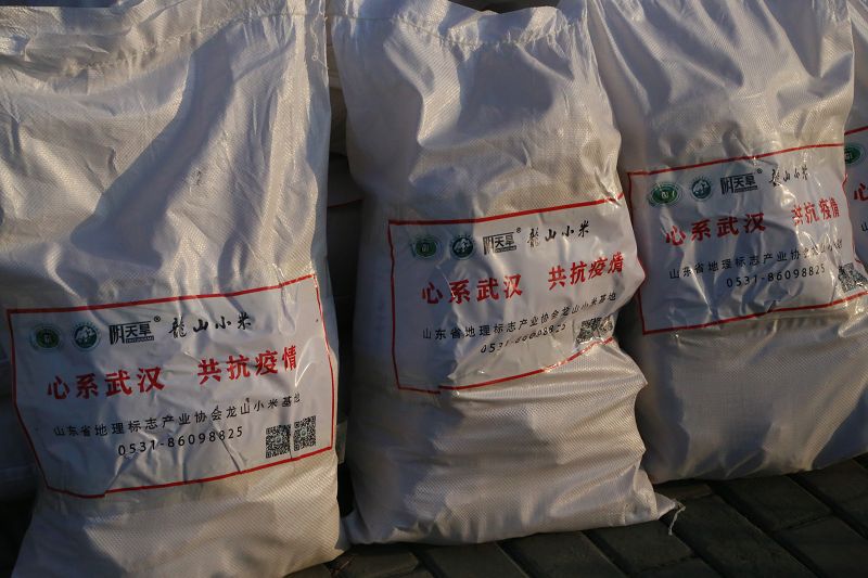 　　2020年2月5日，山东省地理标志产业协会捐赠武汉的生活物资装车现场。