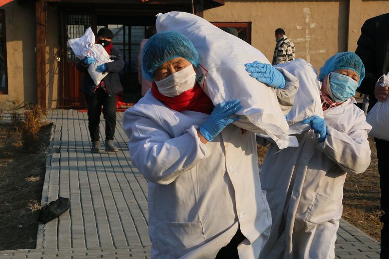 　　2020年2月5日，山东省地理标志产业协会捐赠武汉的生活物资装车现场。