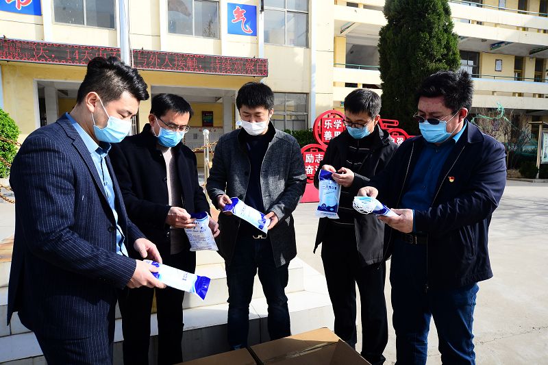 2020年3月20日，韩相俊在农村、学校捐赠一次性防护口罩现场。 (8).JPG