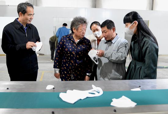 2020年3月27日，“四进”攻坚行动聊城市派茌平区工作五组，在口罩生产企业协调调研现场.jpg