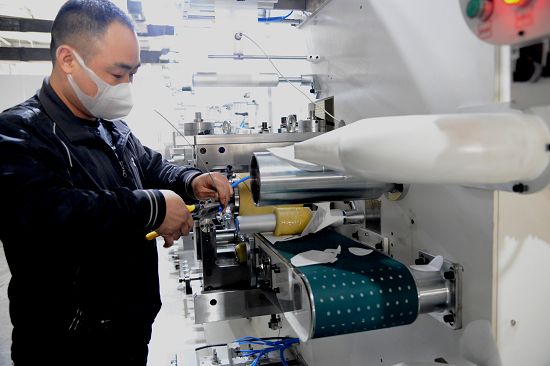 2020年3月27日，“四进”攻坚行动聊城市派茌平区工作五组，在口罩生产企业协调调研现场.jpg