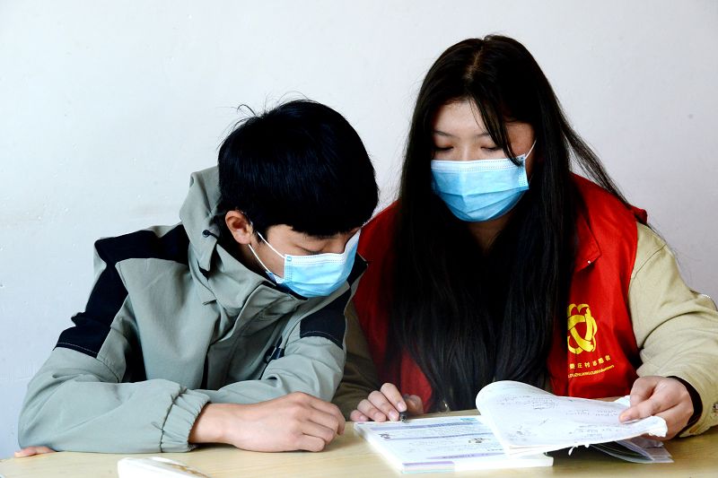 2020年4月18日，山东省茌平区菜屯镇大娄庄村在家大学生为中、小学生辅导、继读学业。 (2).JPG
