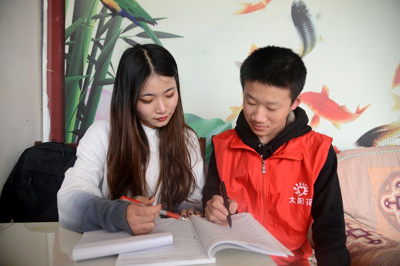 2020年4月18日，山东省茌平区菜屯镇大娄庄村在家大学生为中、小学生辅导、继读学业。 (6).JPG