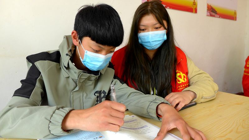 2020年4月18日，山东省茌平区菜屯镇大娄庄村在家大学生为中、小学生辅导、继读学业。 (9).JPG