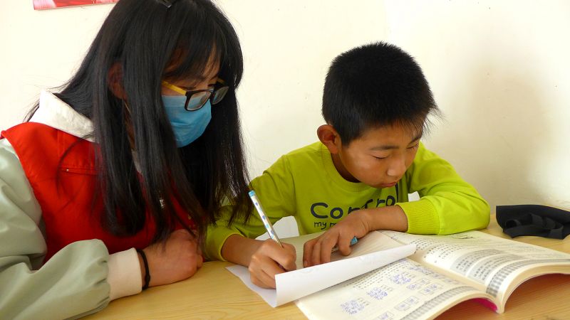 2020年4月18日，山东省茌平区菜屯镇大娄庄村在家大学生为中、小学生辅导、继读学业。 (10).JPG