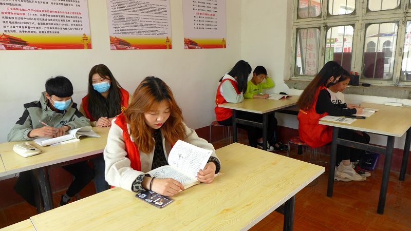 2020年4月18日，山东省茌平区菜屯镇大娄庄村在家大学生为中、小学生辅导、继读学业。 (11).JPG